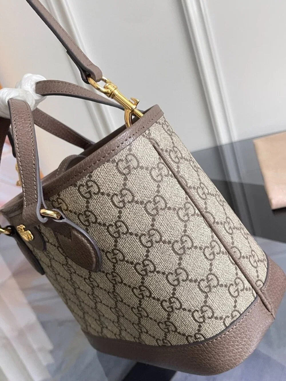 Gucci. dimensions 22
